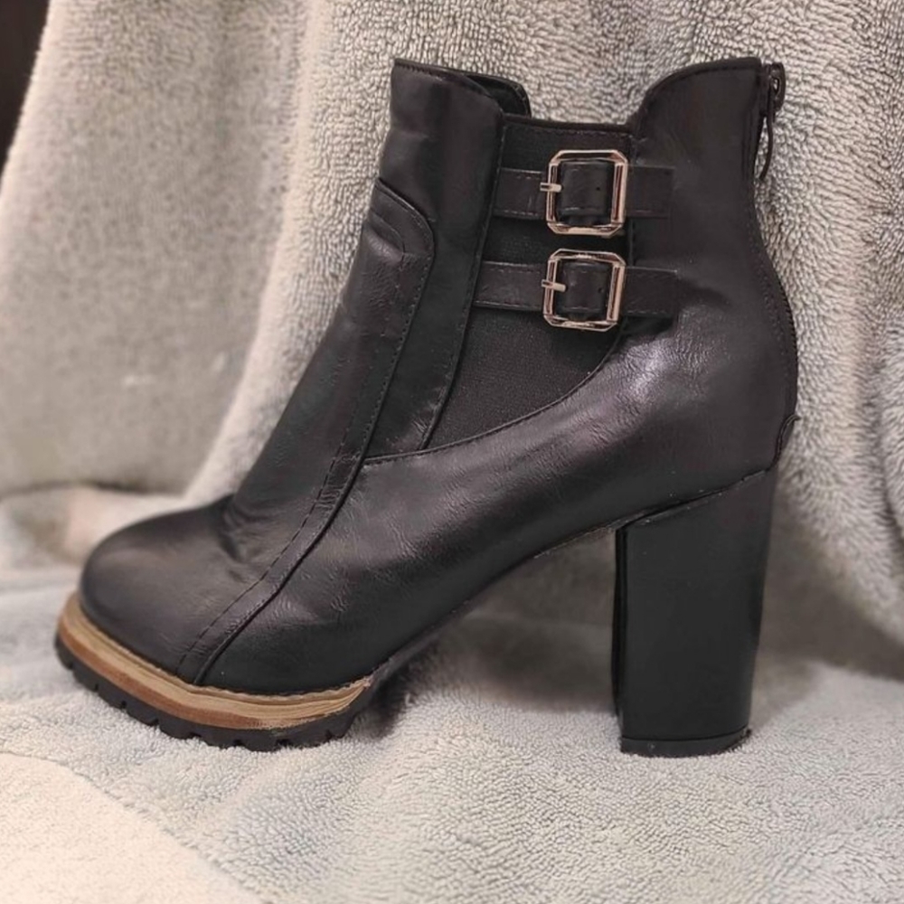 Black boots, size 39/8.5